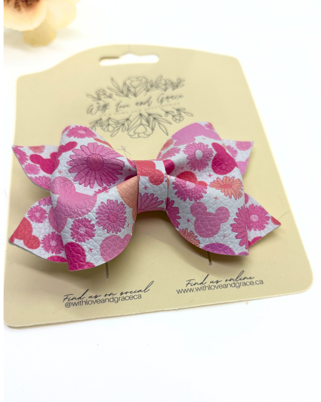 Female Mouse Pinch Bow