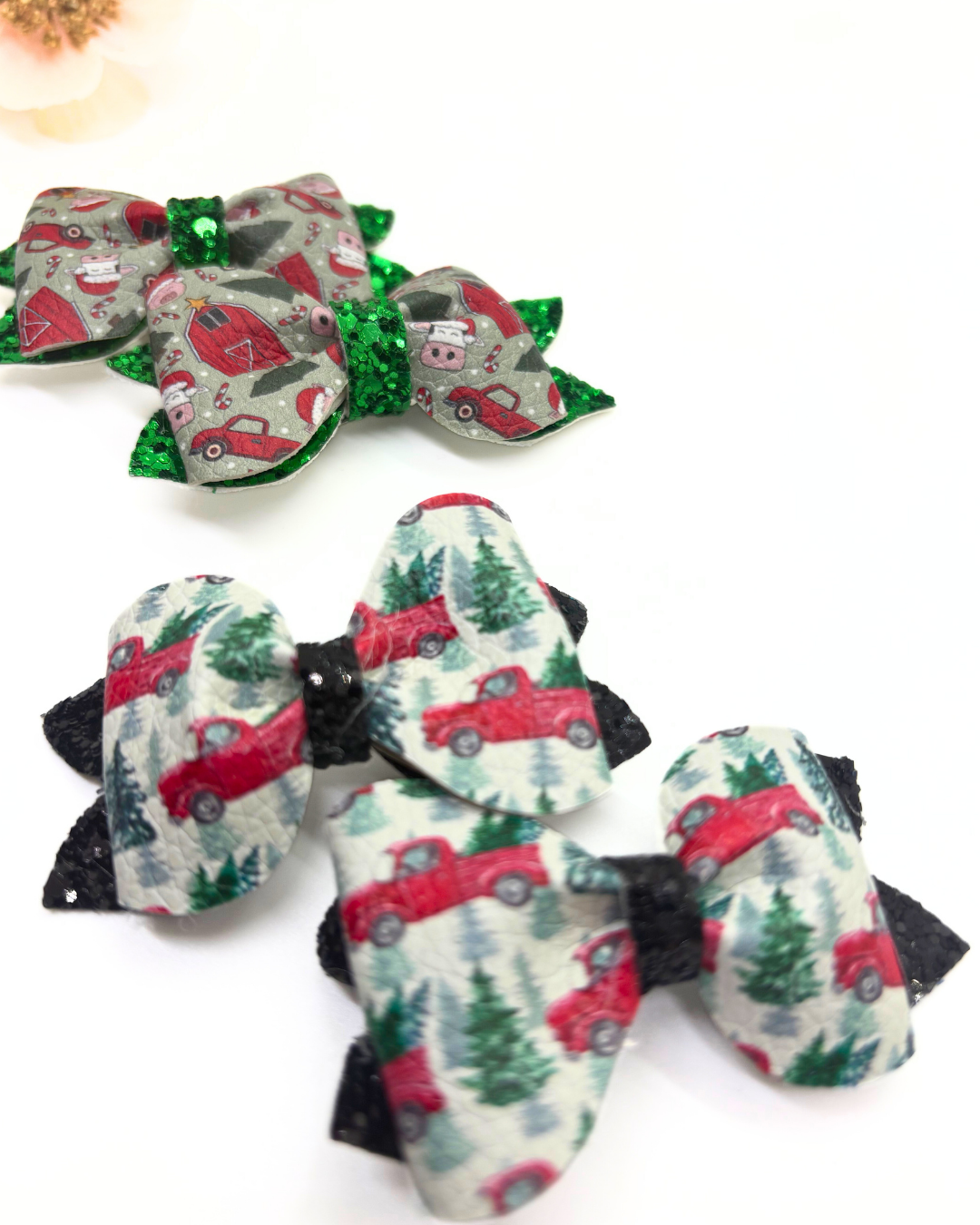 Christmas on the Farm Pinch Piggy Bow