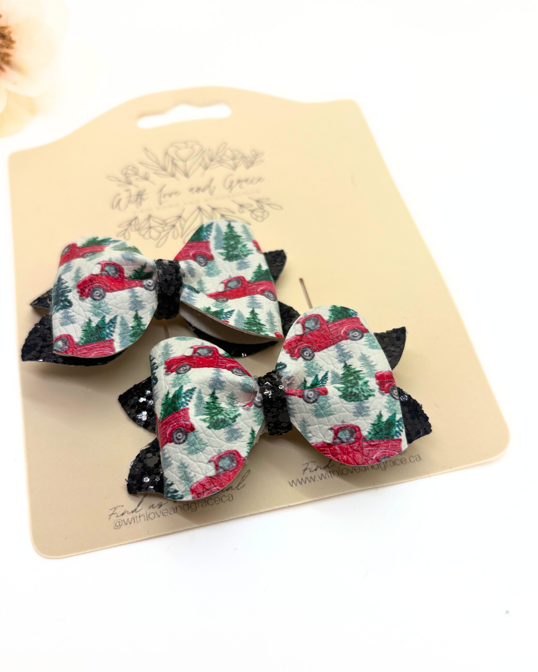 Christmas on the Farm Pinch Piggy Bow